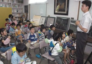 ホロコースト記念館を訪れ、思いやりの大切さを学ぶ保育園の園児たち