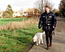 「夫と一緒にもう一度散歩できれば…」と、愛犬を連 れ家の近所を散策するジュリー・ミーンズさん（イングランド・ヒ ッチン市）