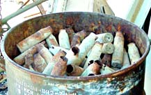 民間業者の資材置き場に放置された、米軍の劣化ウラン弾の薬きょう(31日、沖縄県西原町小那覇）