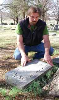 亡くなった長男の墓前にたたずむロバート・ウエスト さん。「悲しみは生涯消えません」（テネシー州ナッシュビル市）